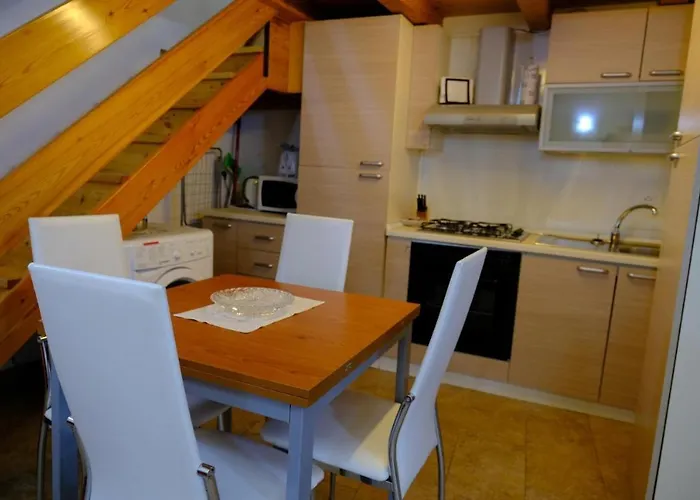 アパート La Casa Dei Sarti Cozy Center ヴァレンナ